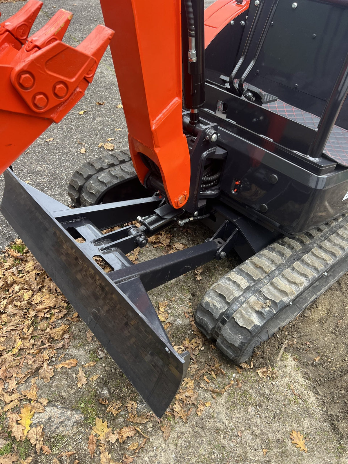 Mini Escavadeira Giratória Baimse de 2500 kg, Motor Kubota D1105 de 3 Cilindros