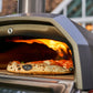 Horno de Pizza Portátil Ooni Karu 2 Pack Esencial, Multi-Combustible (Leña/Carbón/Gas), 500°C, Pizza en 60 s